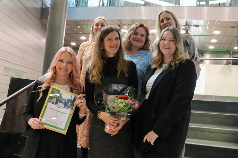 Varman ihmiset ja kehittäminen -tiimi yhteiskuvassa  Vastuullinen työpaikka -todistuksen kanssa.