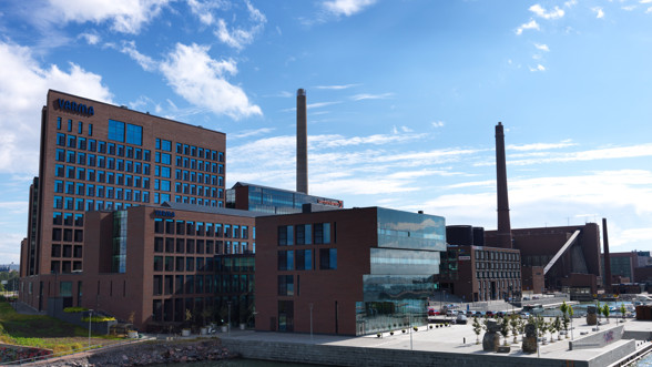 Varman pääkonttori sillalta kuvattuna